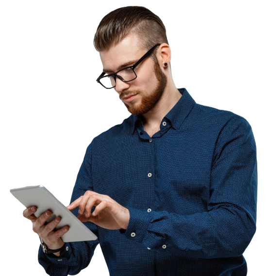 Homem segurando tablet